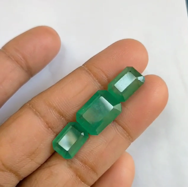 Exquisite 3-Piece Natural Zambia Emerald Set: Earrings and Ring - 18 Carats - Worldwide Shipping